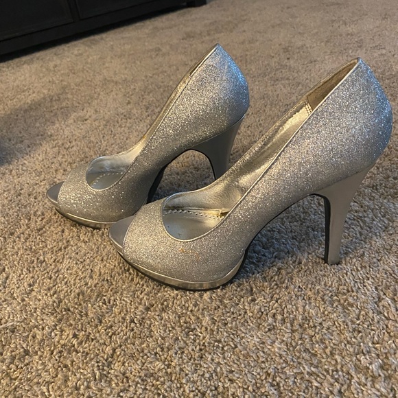 Shoes - Silver heels